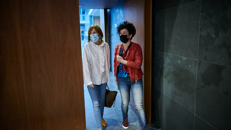 Uxue Barkos(i) del Geroa Bai, junto a Inma Jurio, del PSN. PABLO LASAOSA