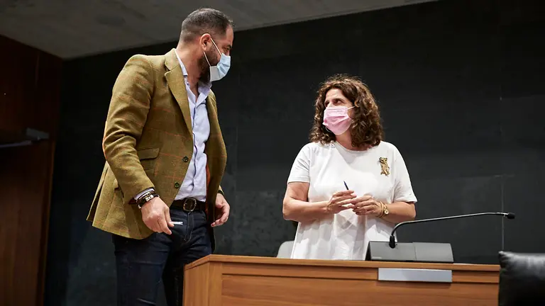 Ramón Alzórriz(i) del PSN habla con Marta Álvarez,de Navarra Suma. PABLO LASAOSA