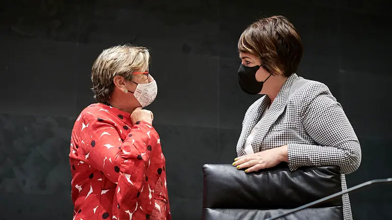 Marisa de Simón(i) de Izquierda-Ezkerra habla con Ainhoa Aznárez, de Podemos. PABLO LASAOSA