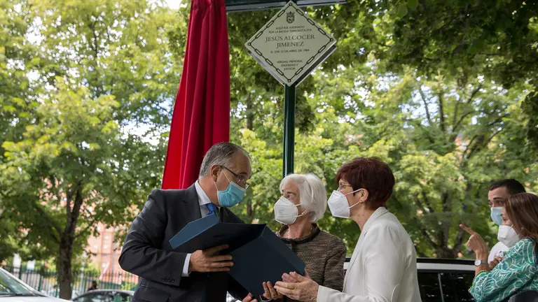 Colocación de una placa por la víctima de ETA Jesús Alcocer en la calle Arcadio María Larraona, en Pamplona. AYUNTAMIENTO DE PAMPLONA