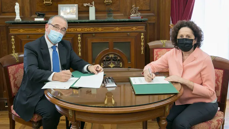 El alcalde de Pamplona, Enrique Maya, y la consejera de Derechos Sociales, Carmen Maeztu, tras firmar el convenio. AYUNTAMIENTO DE PAMPLONA