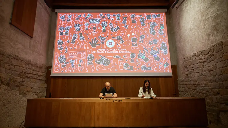 La Federación de Peñas de Pamplona ofrece una rueda de prensa para presentar sus pancartas de los 'no Sanfermines'. MIGUEL OSÉS