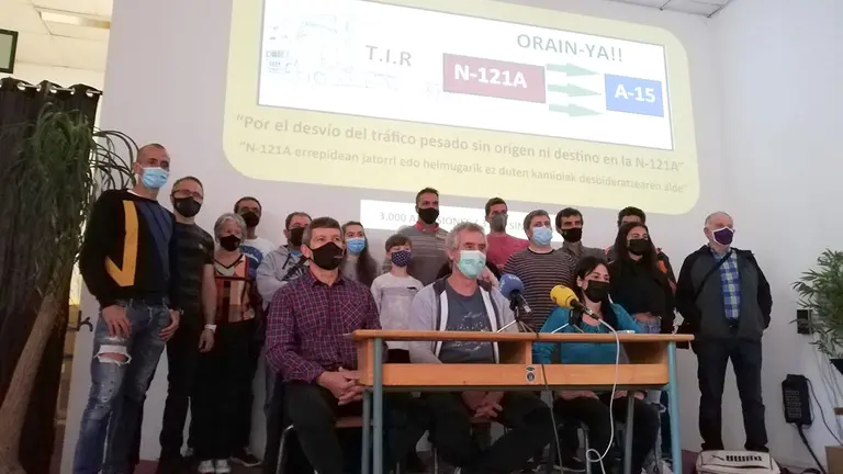 Rueda de prensa de la plataforma por el desvío del tráfico pesado sin origen ni destino en la N-121-A. EUROPA PRESS