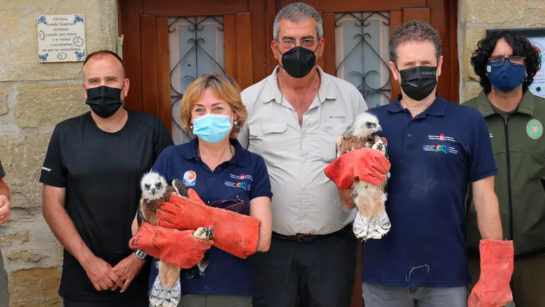 Julia Palacios, técnica del Departamento, y Pablo Muñoz, Director General de Medio Ambiente, con los nuevos ejemplares de águila de Bonelli junto a representantes de los cazadores, del ayuntamiento y de Basozainak-Guarderio de Medio Ambiente. GOBIERNO DE NAVARRA