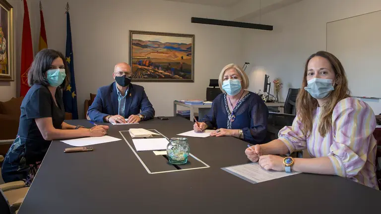 Reunión entre el consejero de Cohesión Territorial, Bernardo Ciriza, y la diputada de Infraestructuras Viarias y Movilidad de la Diputación Foral de Álava, Blanca de la Peña. GOBIERNO DE NAVARRA