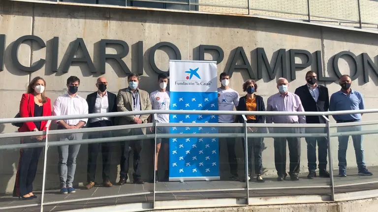 Arancha Rubio, de Acción Social de CaixaBank, Eduardo Santos, consejero de Justicia y Políticas Migratorias; Enrique Soto, director del Centro Penitenciario de Pamplona; Iker Espinal, pelotari vencedor del campeonato de España; José Javier Zabaleta, actual campeón del Parejas; Rebeca Esnaola, consejera de Cultura y Deporte; Miguel Pozueta, director del Instituto Navarro del Deporte; Javier Conde, presidente de la Federación Navarra de Pelota; y Jesús Porrón, vocal de la Federación Navarra de Pelota y que, junto a Fermín Escudero, han llevado a cabo la actividad con los internos del centro. CAIXABANK