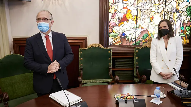 Erique Maya y María Echavarri, de Navarra Suma, acceden al pleno del Ayuntamiento antes de comenzar el debate sobre el estado de la ciudad. PABLO LASAOSA