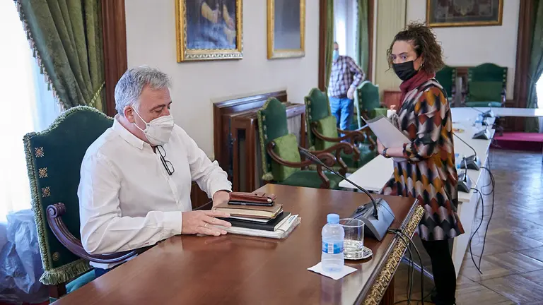 Joseba Asirón y Marian Aldaia, de EH Bildu, acceden al pleno del Ayuntamiento antes de comenzar el debate sobre el estado de la ciudad. PABLO LASAOSA