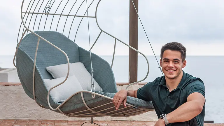 Pablo Pérez posa junto al columpio que iSiMAR acaba de sacar a la venta. UNIVERSIDAD DE NAVARRA