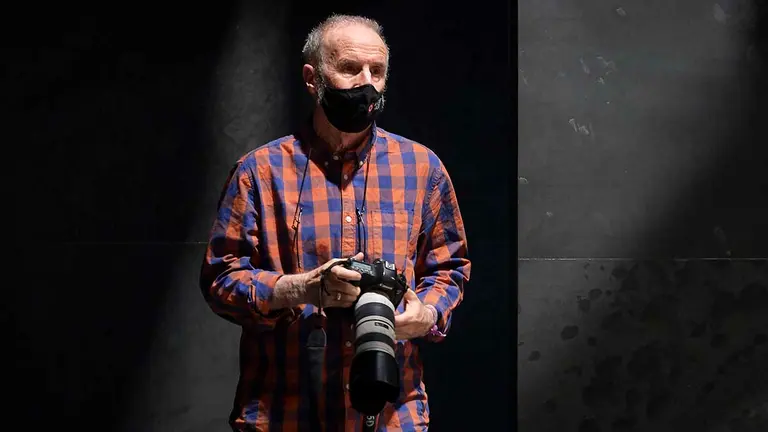 El fotógrafo Adolfo Lacunza, durante el pleno del Parlamento de Navarra en el que ha recibido los aplausos de la Cámara por su próxima jubilación. PARLAMENTO DE NAVARRA