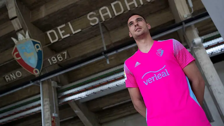 Unai García posa con la tercera equipación de Osasuna para la temporada 2020/21. CA OSASUNA