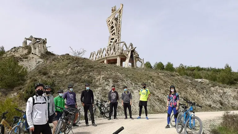 06/04/2021 El grupo de jóvenes, junto al monumento conmemorativo de la Batalla de Noáin.
SOCIEDAD ESPAÑA EUROPA NAVARRA
GOBIERNO DE NAVARRA
