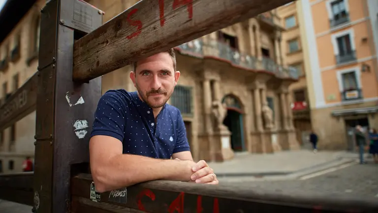 El escritor navarro Javier Celay, posa en una entrevista. MIGUEL OSÉS