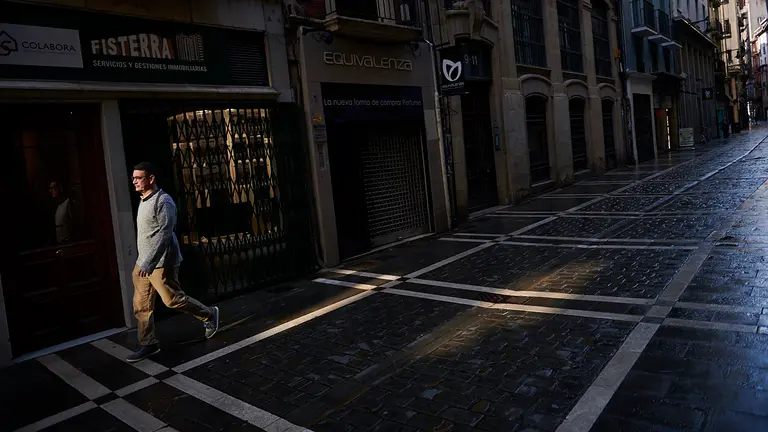 Primer día sin mascarillas obligatorias en la calle por Pamplona. PABLO LASAOSA