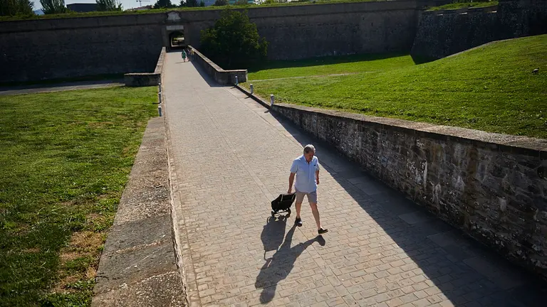 Primer día sin mascarillas obligatorias en la calle por Pamplona. PABLO LASAOSA