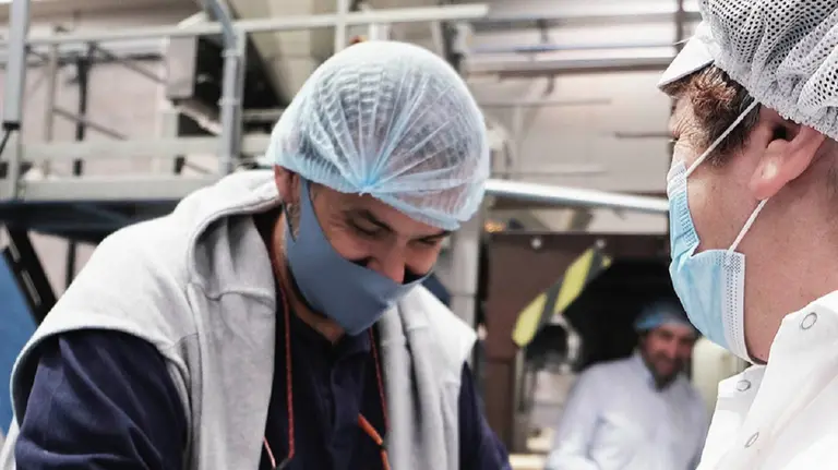 El conocido chef Robin Food durante su visita a la fábrica El Caserío de Tafalla. CEDIDA