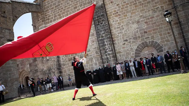 El saludo a la bandera de Navarra interpretado por un miembro del grupo de dantzas Rocamador de Sangüesa. GOBIERNO DE NAVARRA