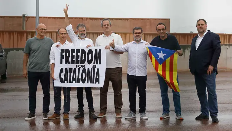 (I-D) El exconseller de Asuntos Exteriores, Relaciones Institucionales y Transparencia de la Generalitat Raül Romeva (ERC), el exconseller de la Presidencia y ex portavoz de la Generalitat Jordi Turull (JxCat), el presidente de Òmnium Cultural, Jordi Cuixart, el exconseller de Interior de la Generalitat Joaquim Forn (PDeCAT), el secretario general de Junts, Jordi Sànchez, el exconseller de Territorio y Sostenibilidad de la Generalidad Josep Rull (JxCat) y el exvicepresidente de la Generalitat y líder de ERC, Oriol Junqueras, posan una bandera de la estelada y un cartel en el que se lee: `Freedom For Catalonia´, tras salir de la prisión de LLedoners, un día después de ser indultado por el Gobierno de España, a 23 de junio de 2021, en San Juan de Torruella, Barcelona, Catalunya (España). La salida tiene lugar después de que la sala del Tribunal Supremo que juzgó el 'procés' independentista en Cataluña haya remitido hoy nueve mandamientos a las cárceles donde cumplen condena los líderes independentistas que han sido indultados, por el Ejecutivo nacional en Consejo de Ministros, para que se proceda a su inmediata libertad y la publicación de los decretos de indulto en el Boletín Oficial del Estado (BOE). 
Kike Rincón / Europa Press