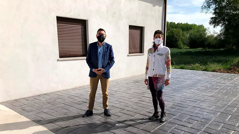 El director general de Administración Local y Despoblación, Jesús Mari Rodríguez, y la alcaldesa de Marañón, Laura Corres. GOBIERNO DE NAVARRA