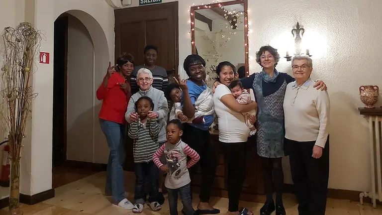 Varias mujeres residentes en la Casa de Acogida posan con las religiosas que dirigen el proyecto.