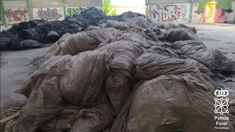 Residuos ilegales acumulados en nave de Tiebas. POLIC&Iacute;A FORAL