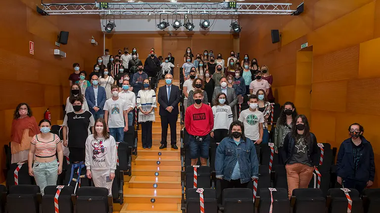 Entrega de diplomas a los corresponsales juveniles
de la Casa de la Juventud. AYUNTAMIENTO DE PAMPLONA