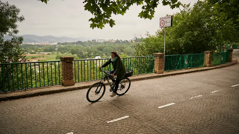 Una mujer en bici por la Media Luna de Pamplona. PABLO LASAOSA