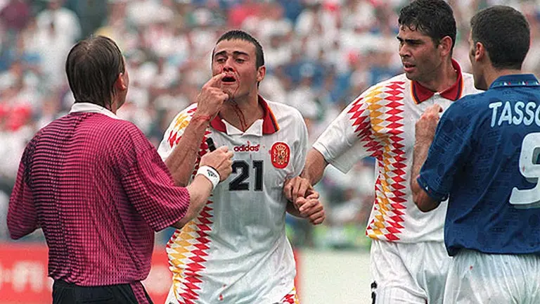 Luis Enrique señala el golpe que recibió de Tassotti en el Mundial de estados Unidos 1994.