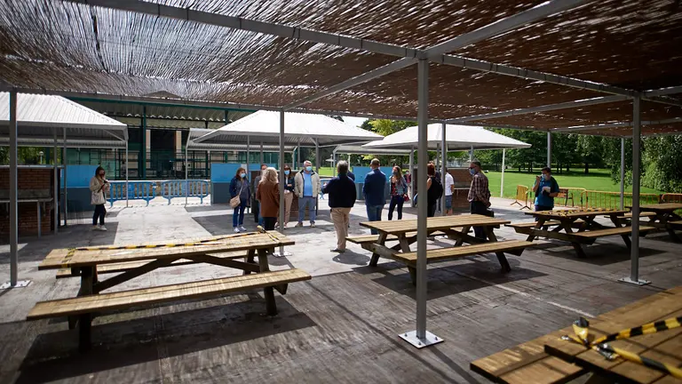 La comisión de Asuntos Ciudadanos del Ayuntamiento visita las intervenciones de mejora de las piscinas de Aranzadi. MIGUEL OSÉS