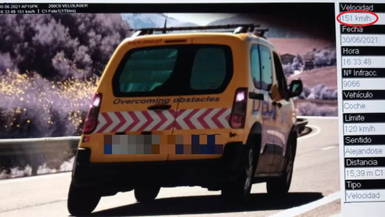 Imagen captada por el radar en la que se aprecia una furgoneta conduciendo por encima de los límites permitidos en la AP15. POLICÍA FORAL