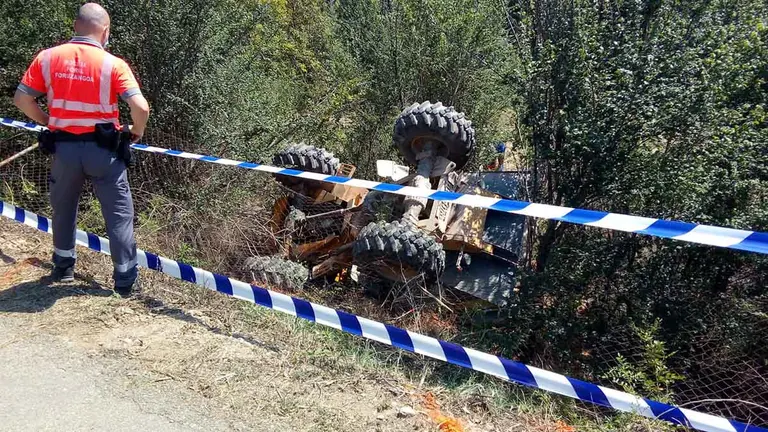 Un agente de la Policía Foral acordona una zona de Tudela en la que se ha producido un accidente con un dumper y en el que un hombre ha resultado herido grave. POLICÍA FORAL