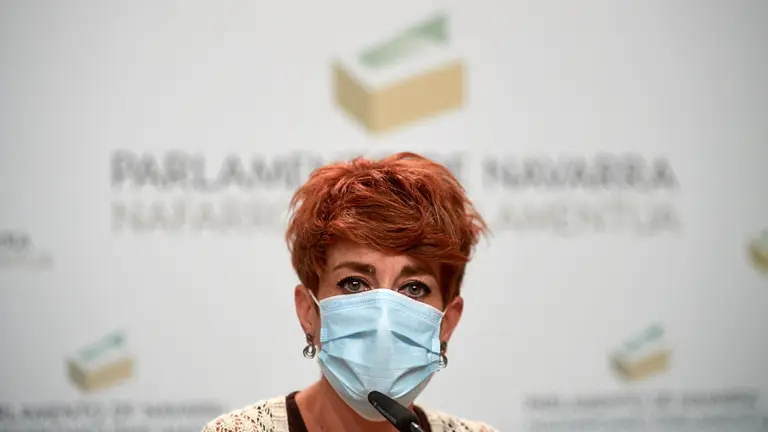 Los parlamentarios de EH Bildu Bakartxo Ruiz y Adolfo Araiz ofrecen una rueda de prensa de balance del cumplimiento del acuerdo presupuestario con el Gobierno de Navarra. MIGUEL OSÉS