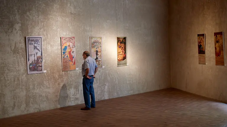 El director de Cultura e Igualdad del Ayuntamiento, Jorge Urdánoz, presenta dos exposiciones que durante el mes de julio abordan, desde diferentes visiones, las fiestas de San Fermín. En el acto estará acompañado por los comisarios de ambas muestras, Javier Manzanos y Pedro Luis Lozano, así como de Iñaki Arbilla, en representación de la Asociación Navarra de Escritores, que también ha colaborado en una de las muestras. MIGUEL OSÉS