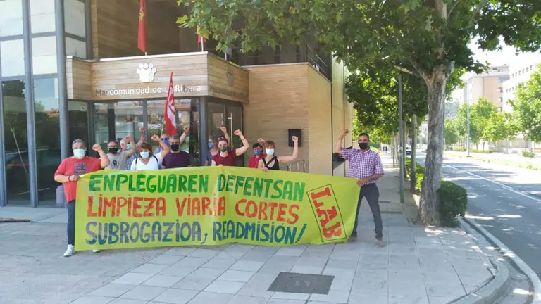 Concentración del sindicato LAB en Tudela por el despido de dos trabajadores de la limpieza en Cortes. LAB