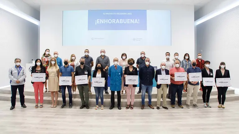 Representantes de las diez entidades sociales junto a Miguel Ángel Grijalba, director de Producción de Volkswagen Navarra, y Alfredo Morales, presidente del Comité de Empresa de la fábrica. VOLKSWAGEN NAVARRA