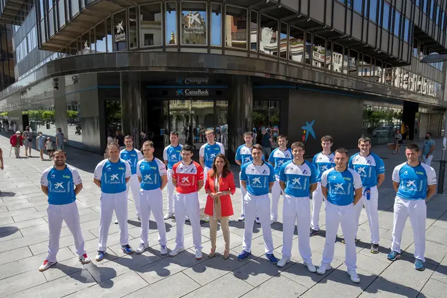 A* Jesús Garzaron
F* 2021_07_02
T* Presentación torneo de San Fermín pelota mano parejas
L* CaixaBank, Pamplona