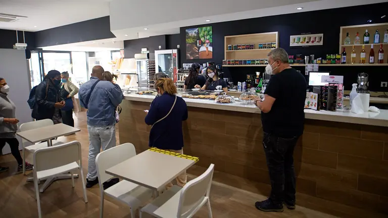 Varias personas piden en la barra de una cafeteria una semana antes de la nueva bajada de restricciones por la pandemia del coronavirus en la Comunidad Foral de Navarra. MIGUEL OSÉS