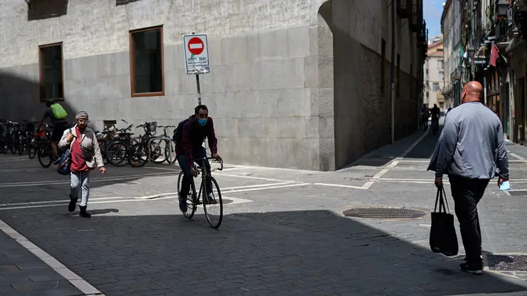 Varias personas sin mascarillas caminan por el casco viejo una semana antes de la nueva bajada de restricciones por la pandemia del coronavirus en la Comunidad Foral de Navarra. MIGUEL OSÉS
