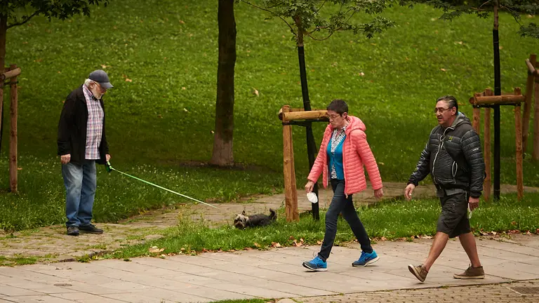 Varias personas sin mascarilla pasean por la Media Luna de Pamplona. PABLO LASAOSA