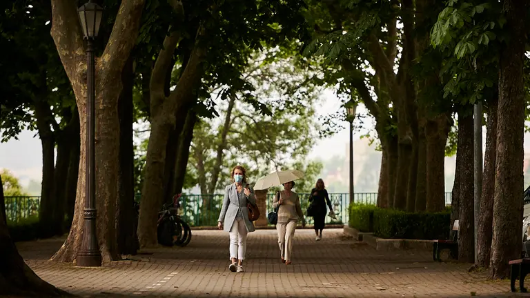 Varias personas sin mascarilla pasean por la Media Luna de Pamplona. PABLO LASAOSA