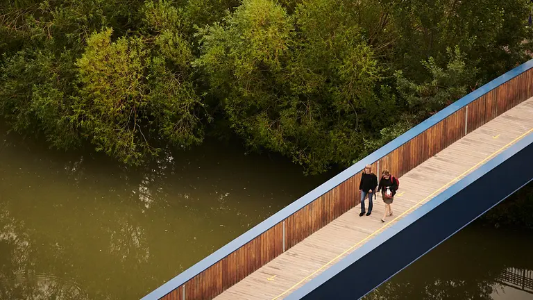 Varias personas sin mascarilla pasean por la Media Luna de Pamplona. PABLO LASAOSA
