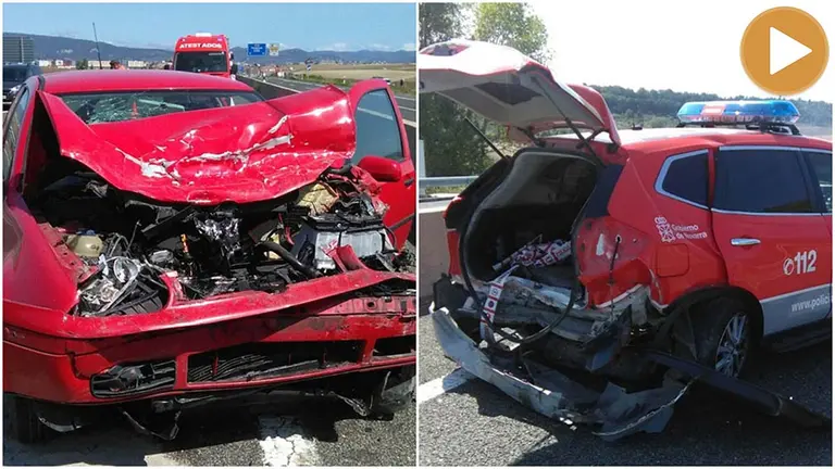 El vehículo de la izquierda ha embestido en la carretera al coche de la Policía Foral (derecha) que señalizaba un accidente anterior en la autovía del Camino de Pamplona. POLICÍA FORAL