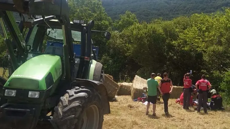 Herido un vecino de Lizarraga al caerle una paca de paja de 400 kilos. POLICÍA FORAL
