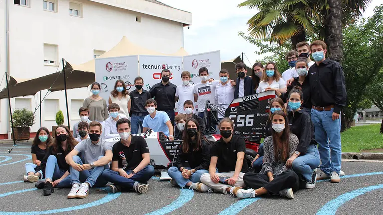 Alumnos del equipo "Tecnun eRacing", entre los que se encuentran los navarros Iñigo Diez de Ulzurrun,  Fermin Catalán, Borja Gamboa, María Aguerrea y Telmo Martínez. UNIVERSIDAD DE NAVARRA