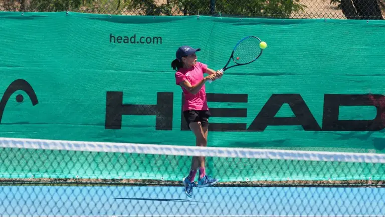 Idoia Razquin en pleno partido de tenis. FEDERACIÓN NAVARRA DE TENIS