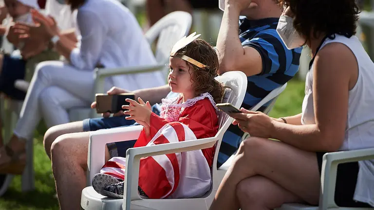 La Comparsa de Gigantes de Pamplona ofrece un espectáculo en la Ciudadela de Pamplona ante la imposibilidad de salir a las calles en San Fermín. PABLO LASAOSA