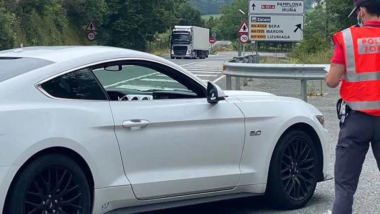 Vehículo inmovilizado por la Policía Foral en Bera por positivo en drogas del conductor. POLICÍA FORAL