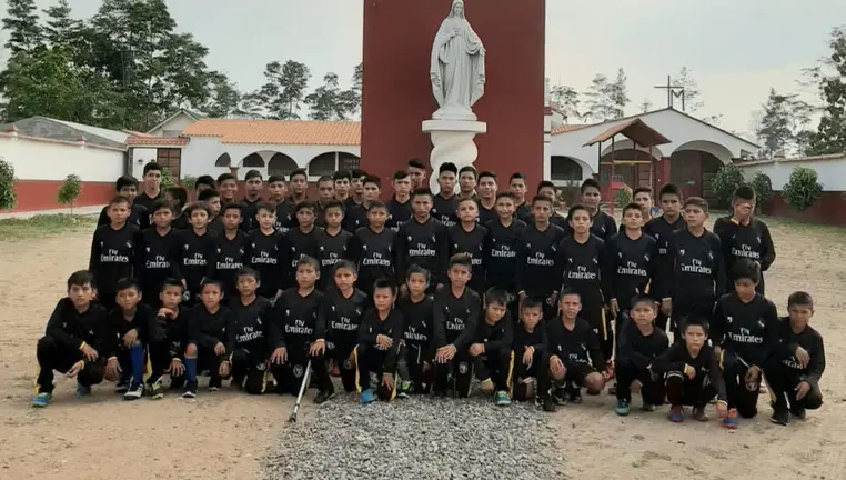 Niños y adolescentes de Hogar Nazaret del padre Doñoro.