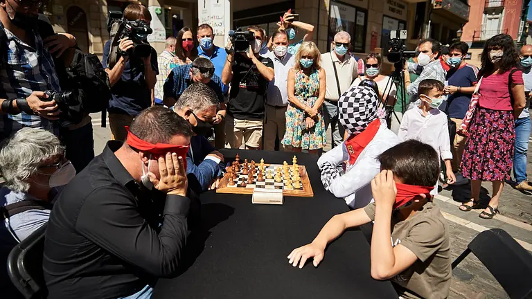 Recepción en el Ayuntamiento de Pamplona a la organización del campeonato San Fermín Mundial de Ajedrez. PABLO LASAOSA