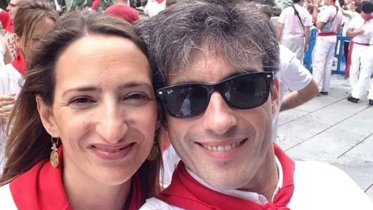 La directora médica del Complejo Hospitalario de Navarra, María Zandio, y su marido durante unos Sanfermines. PINTEREST